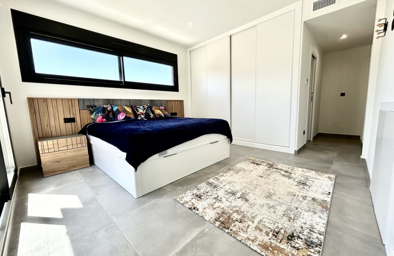 Resale - Villa -
Villamartin - Costa Blanca