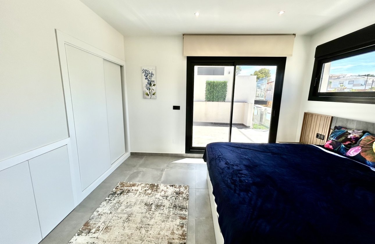 Resale - Villa -
Villamartin - Costa Blanca