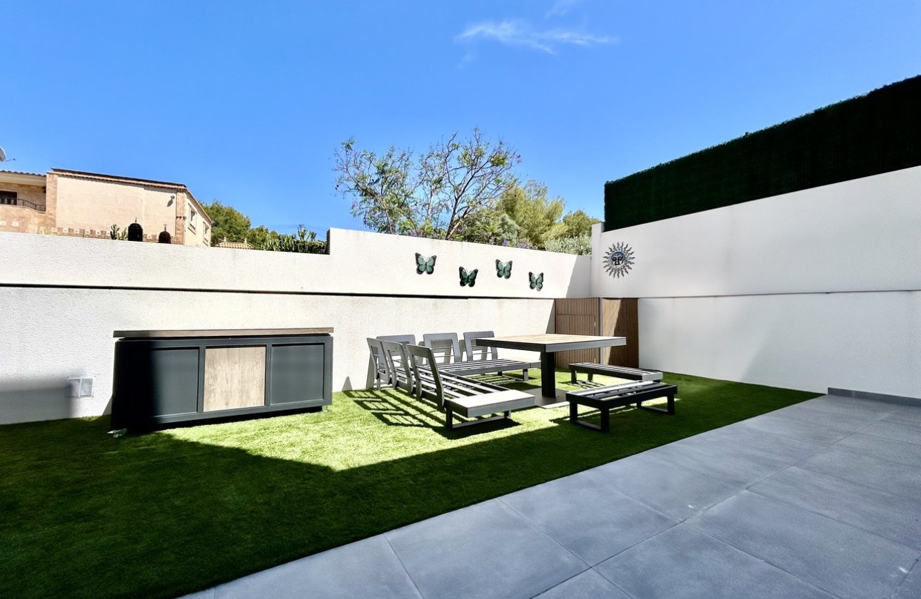 Resale - Villa -
Villamartin - Costa Blanca