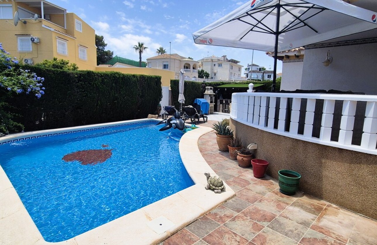 Resale - Villa -
Villamartin - Costa Blanca