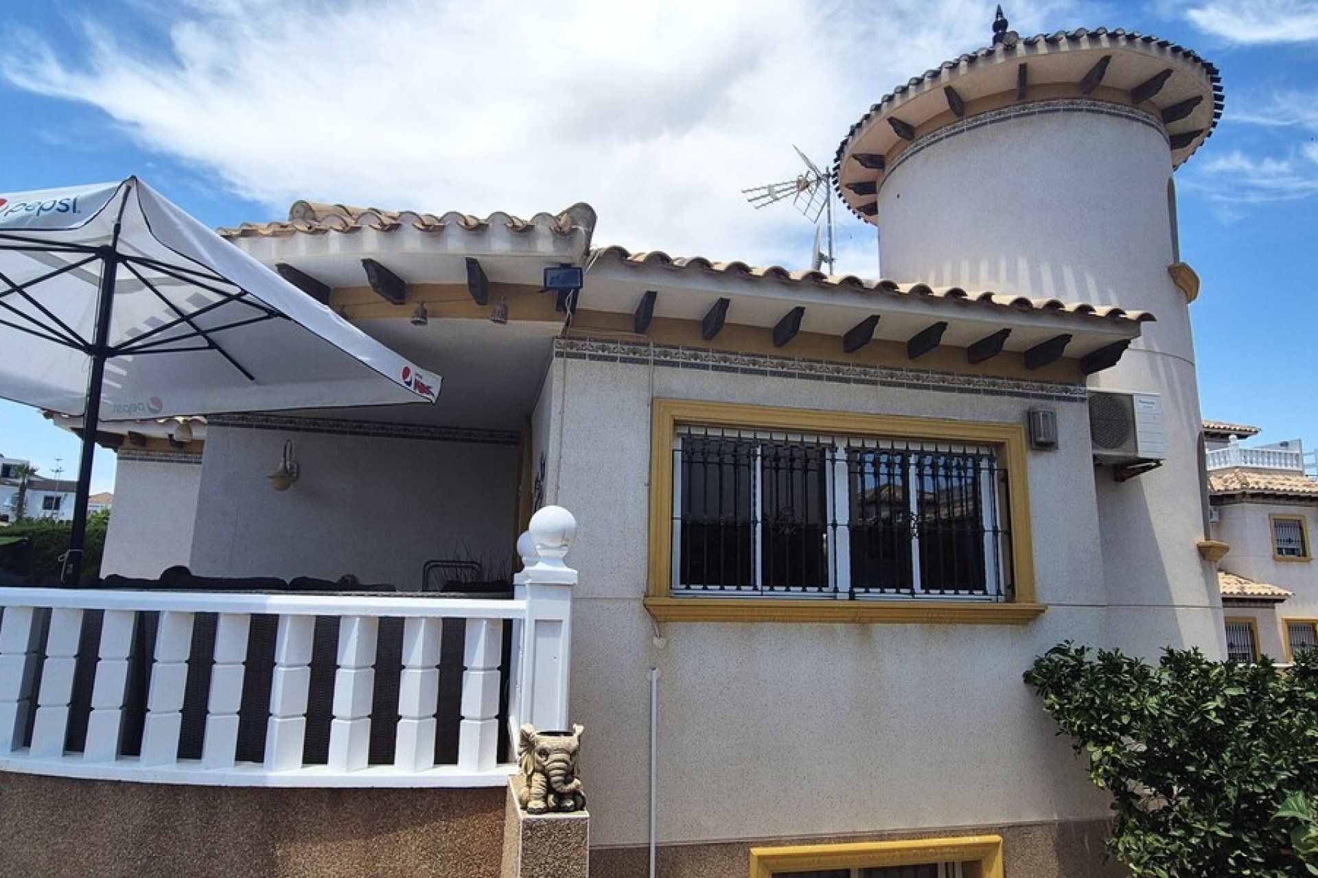 Resale - Villa -
Villamartin - Costa Blanca