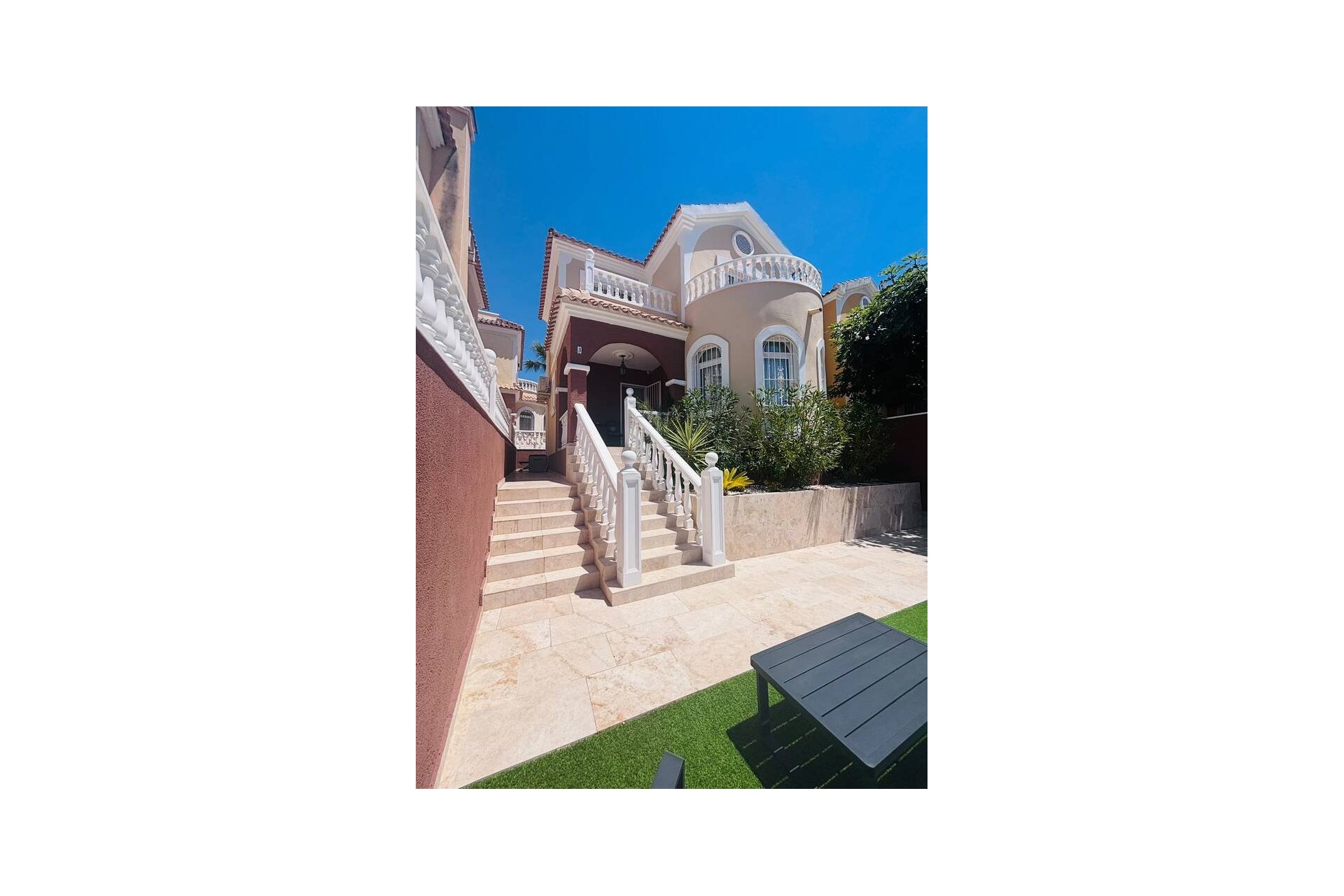 Resale - Villa -
Villamartin - Costa Blanca