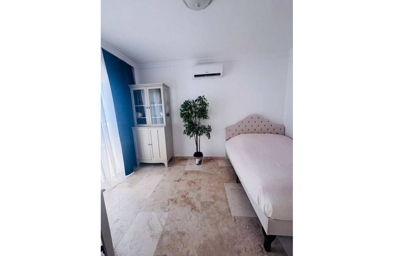 Resale - Villa -
Villamartin - Costa Blanca