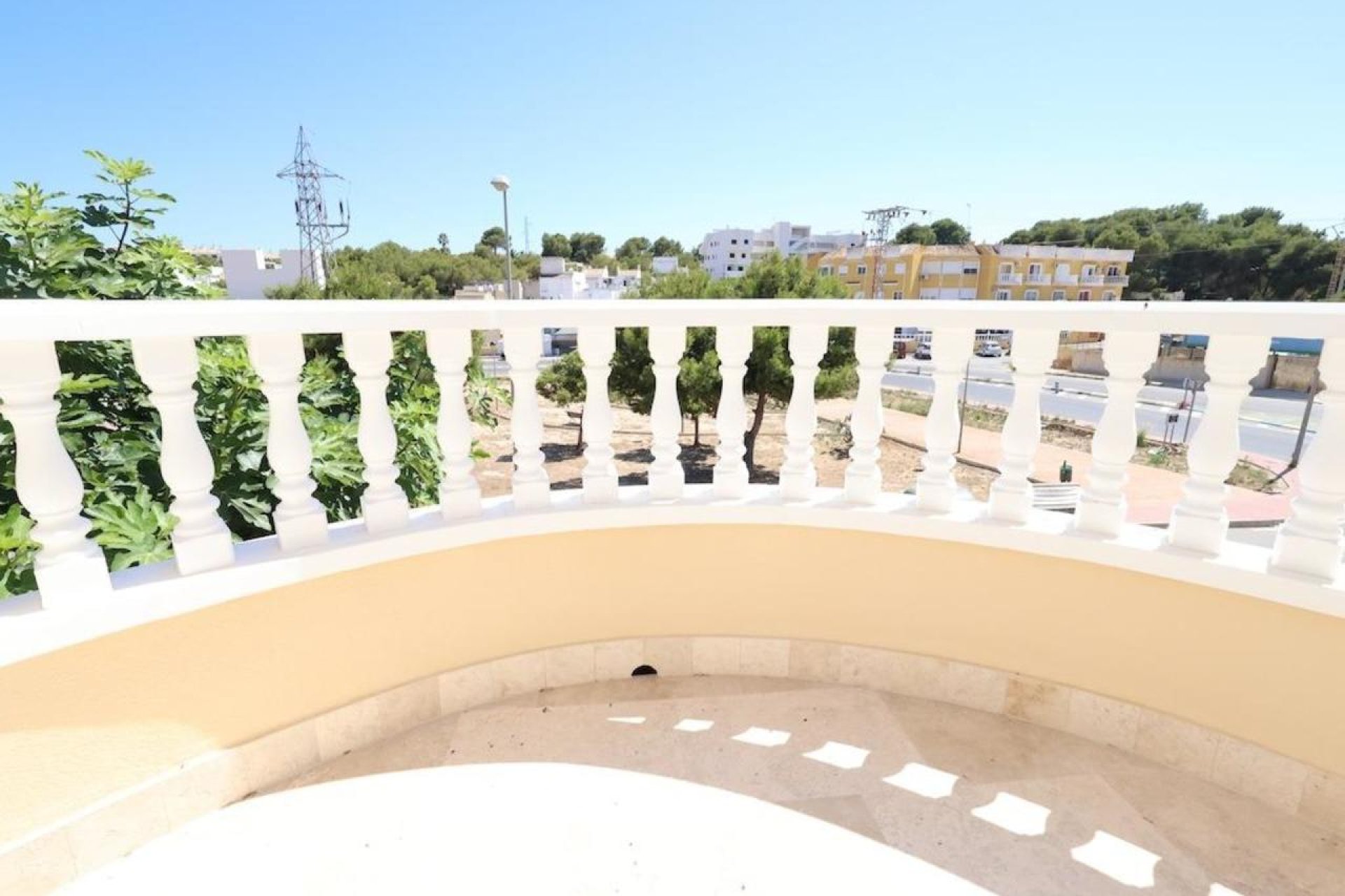 Resale - Villa -
Villamartin - Costa Blanca