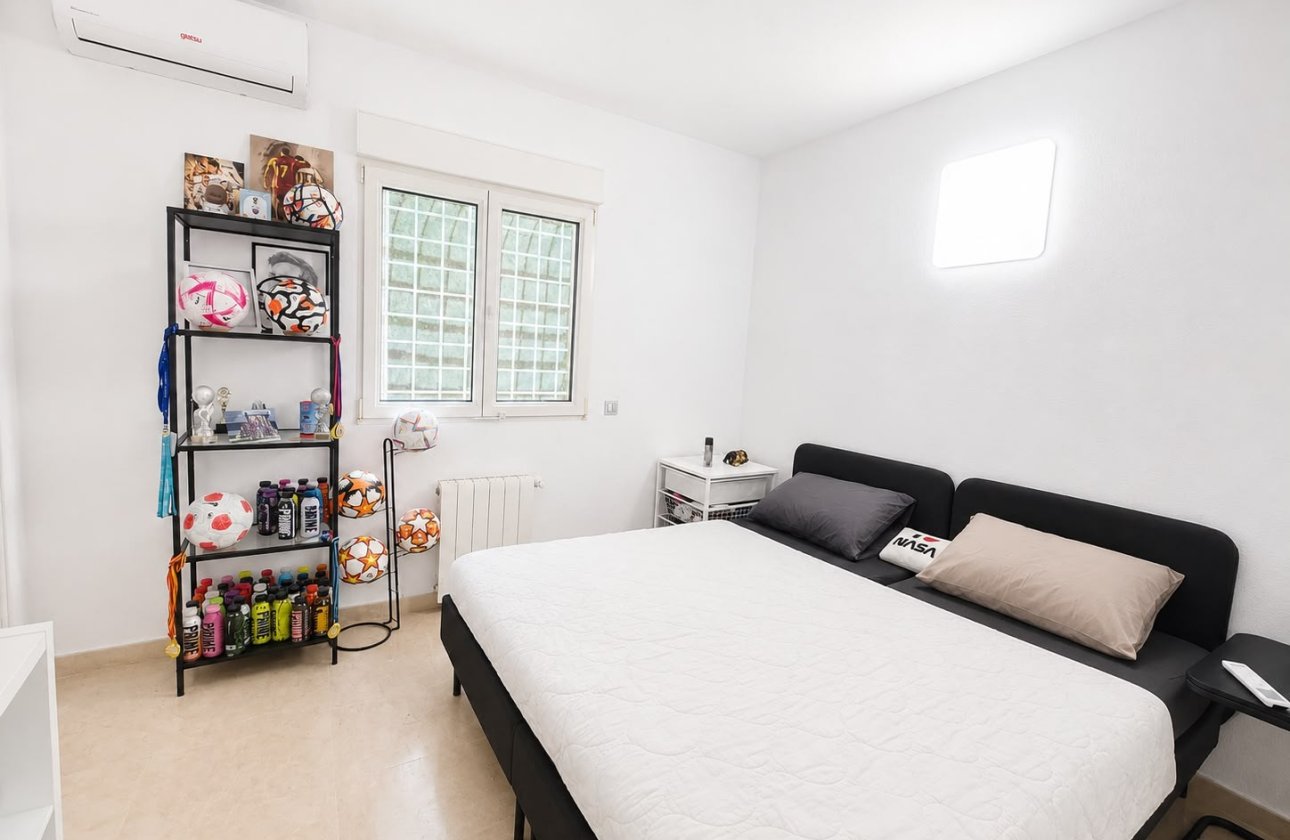 Resale - Villa -
Villamartin - Costa Blanca