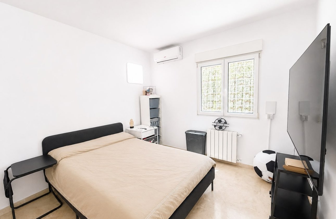 Resale - Villa -
Villamartin - Costa Blanca