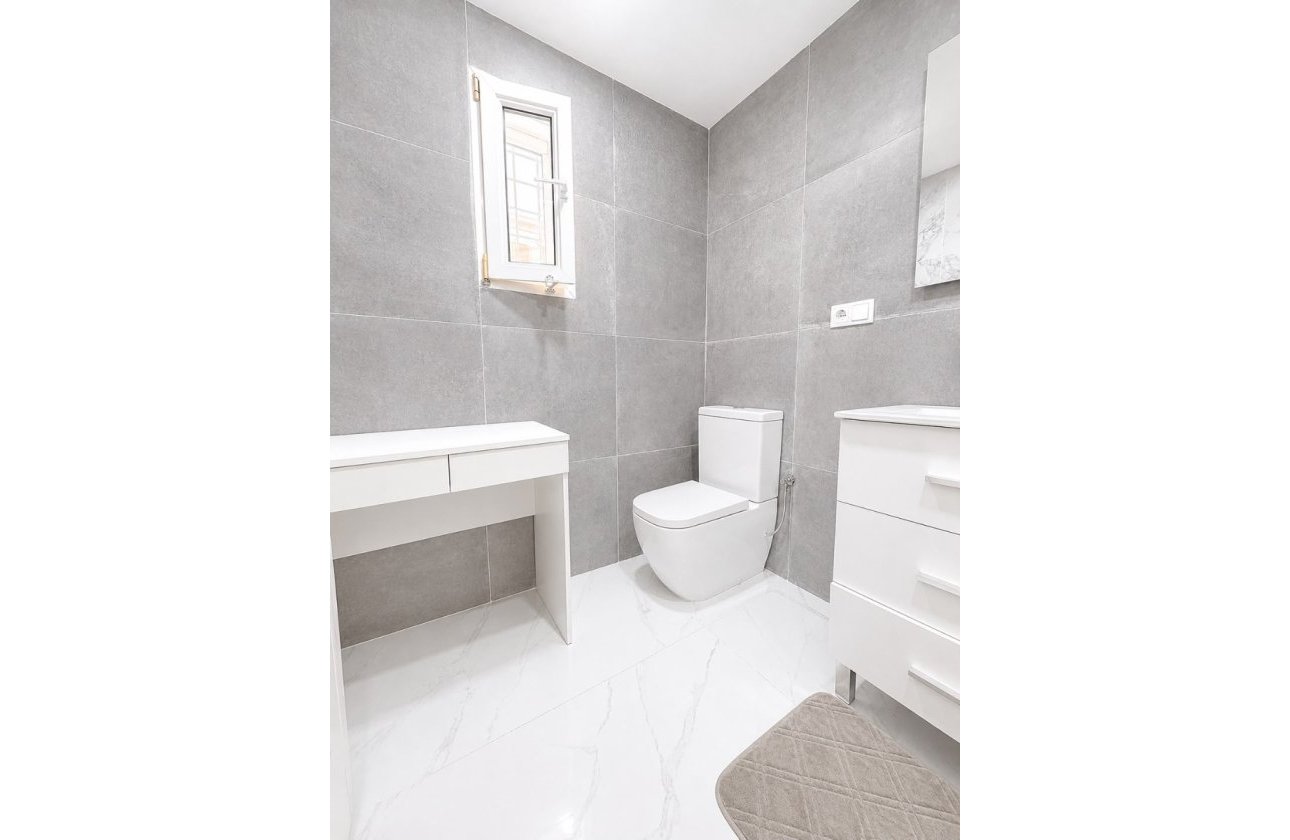 Resale - Villa -
Villamartin - Costa Blanca