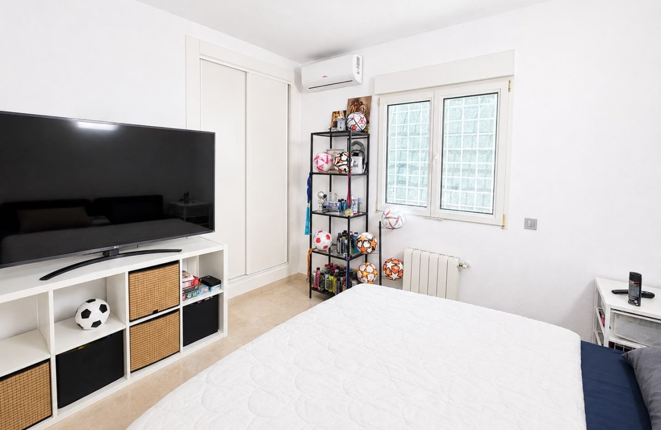 Resale - Villa -
Villamartin - Costa Blanca