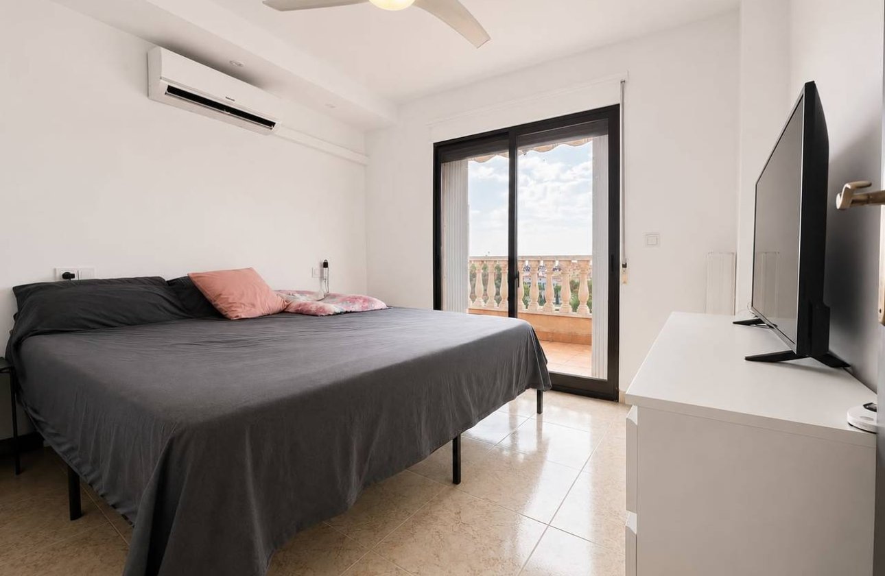 Resale - Villa -
Villamartin - Costa Blanca