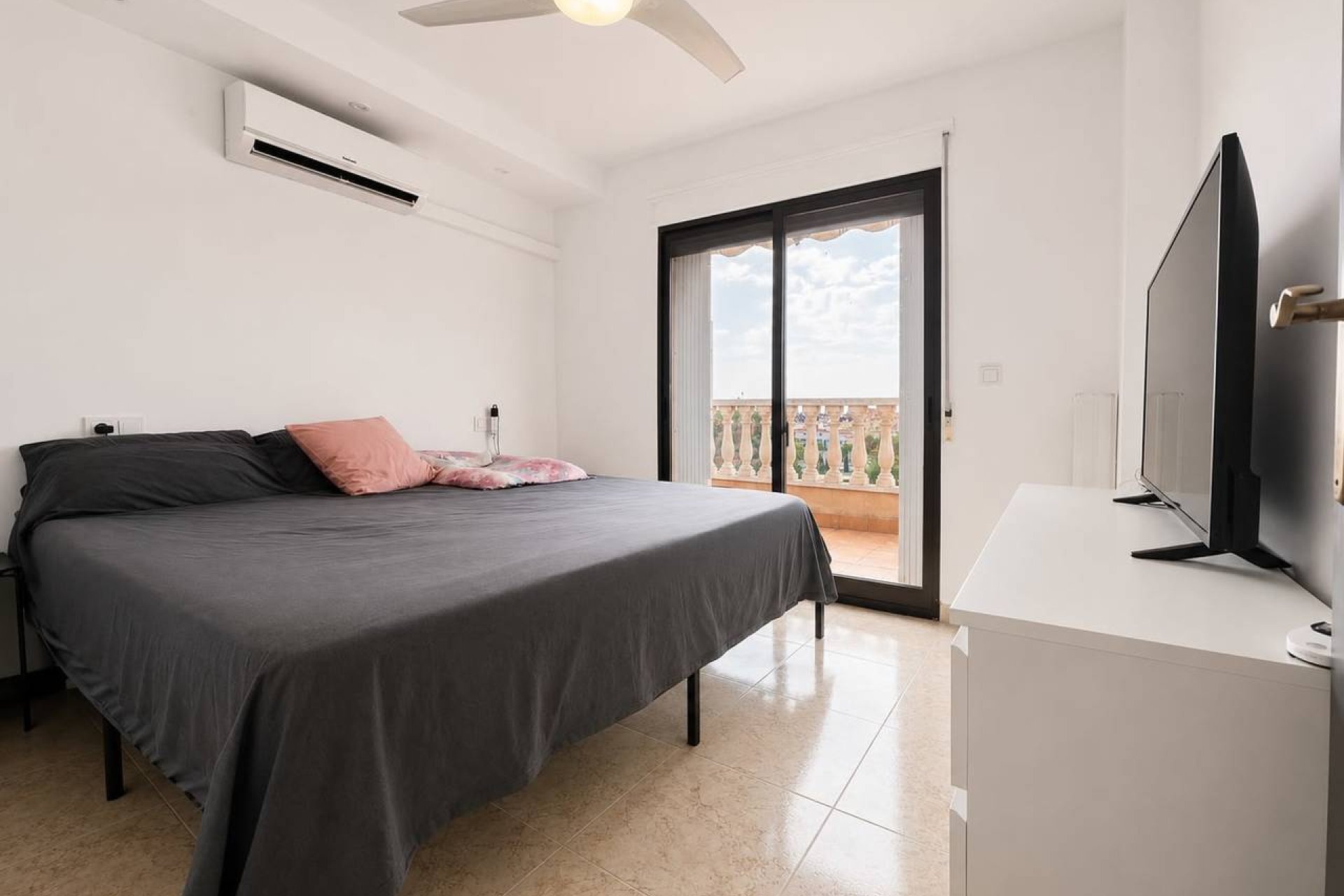 Resale - Villa -
Villamartin - Costa Blanca