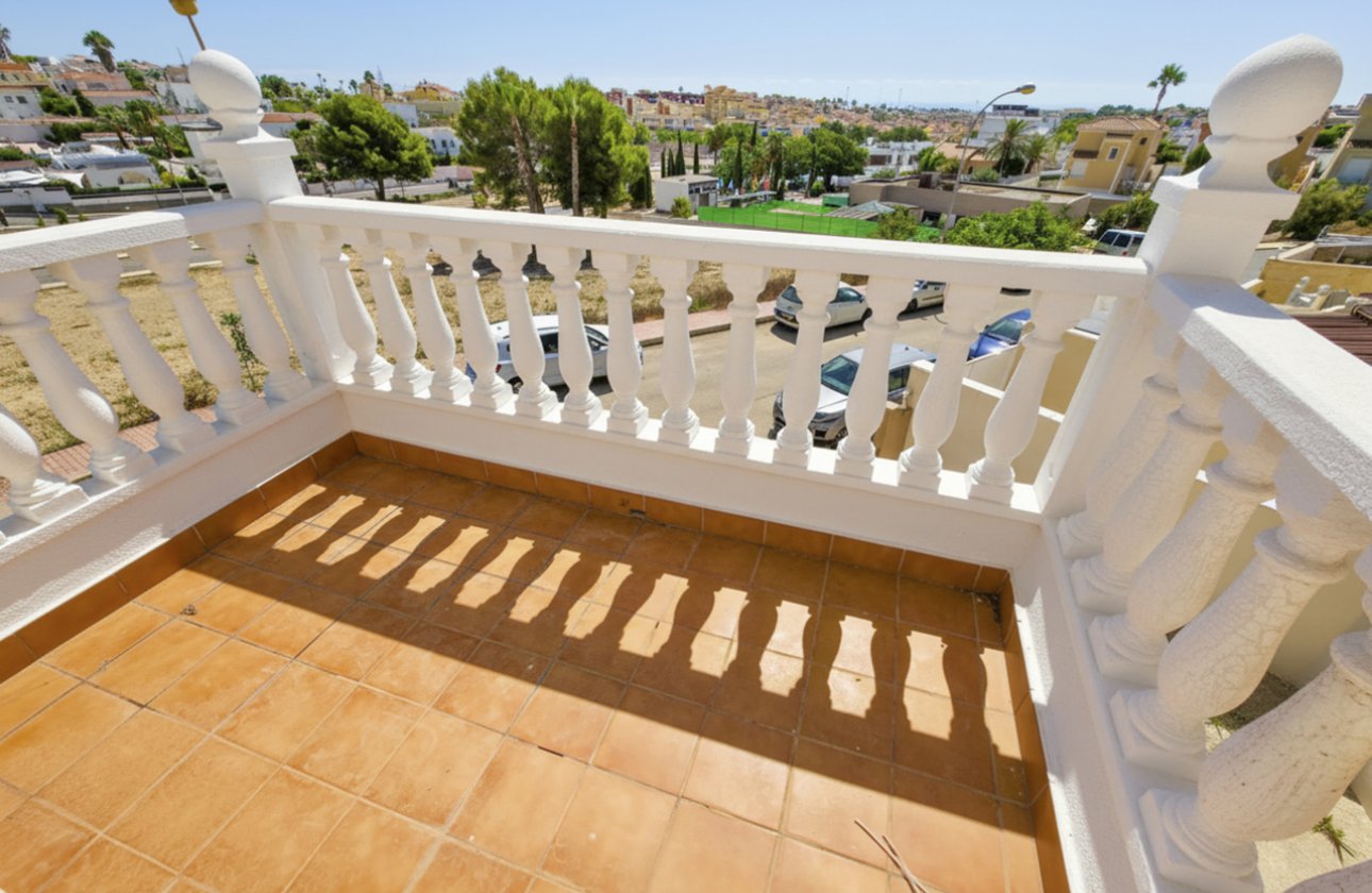 Resale - Villa -
Villamartin - Costa Blanca