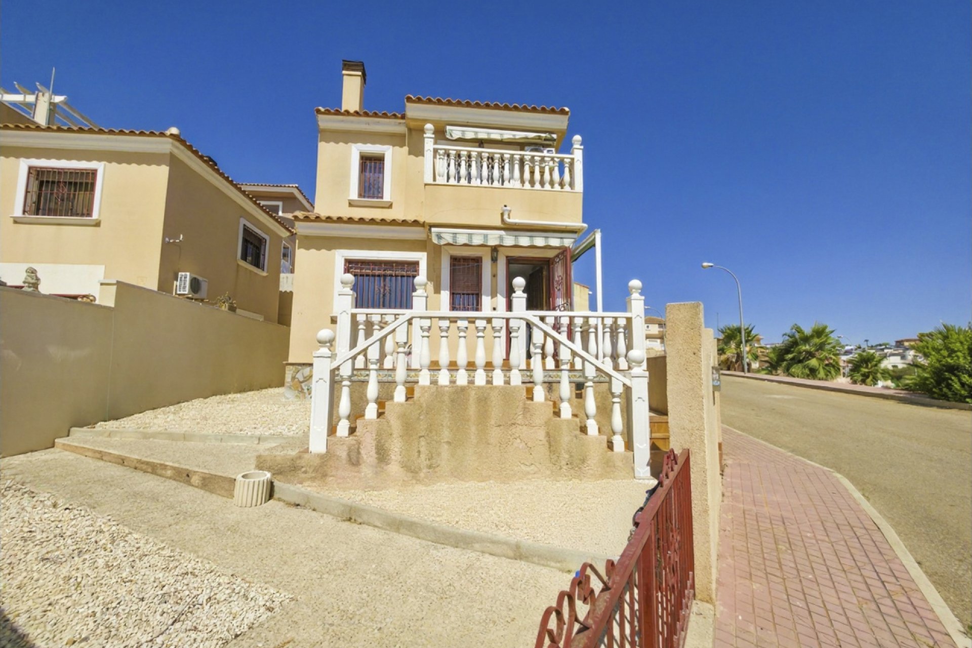 Resale - Villa -
Villamartin - Costa Blanca
