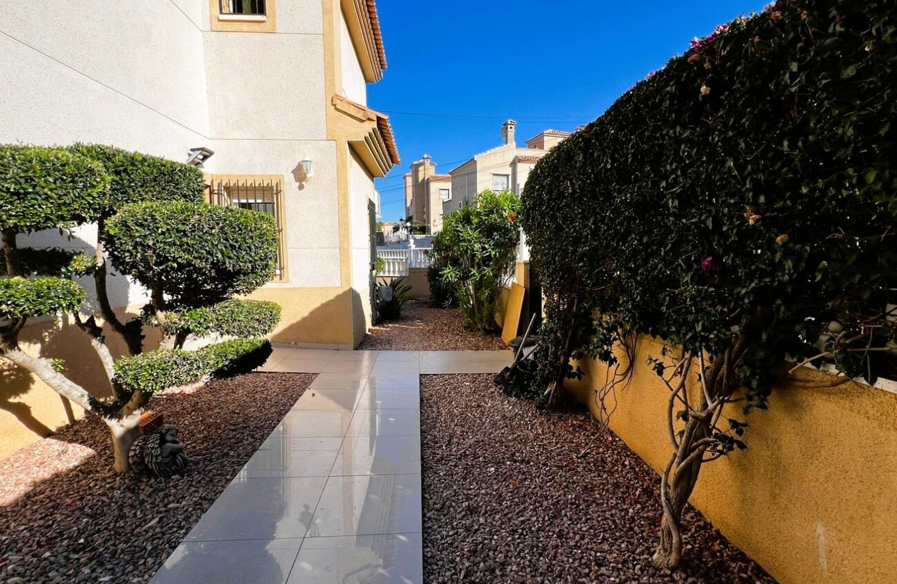 Resale - Villa -
Villamartin - Costa Blanca