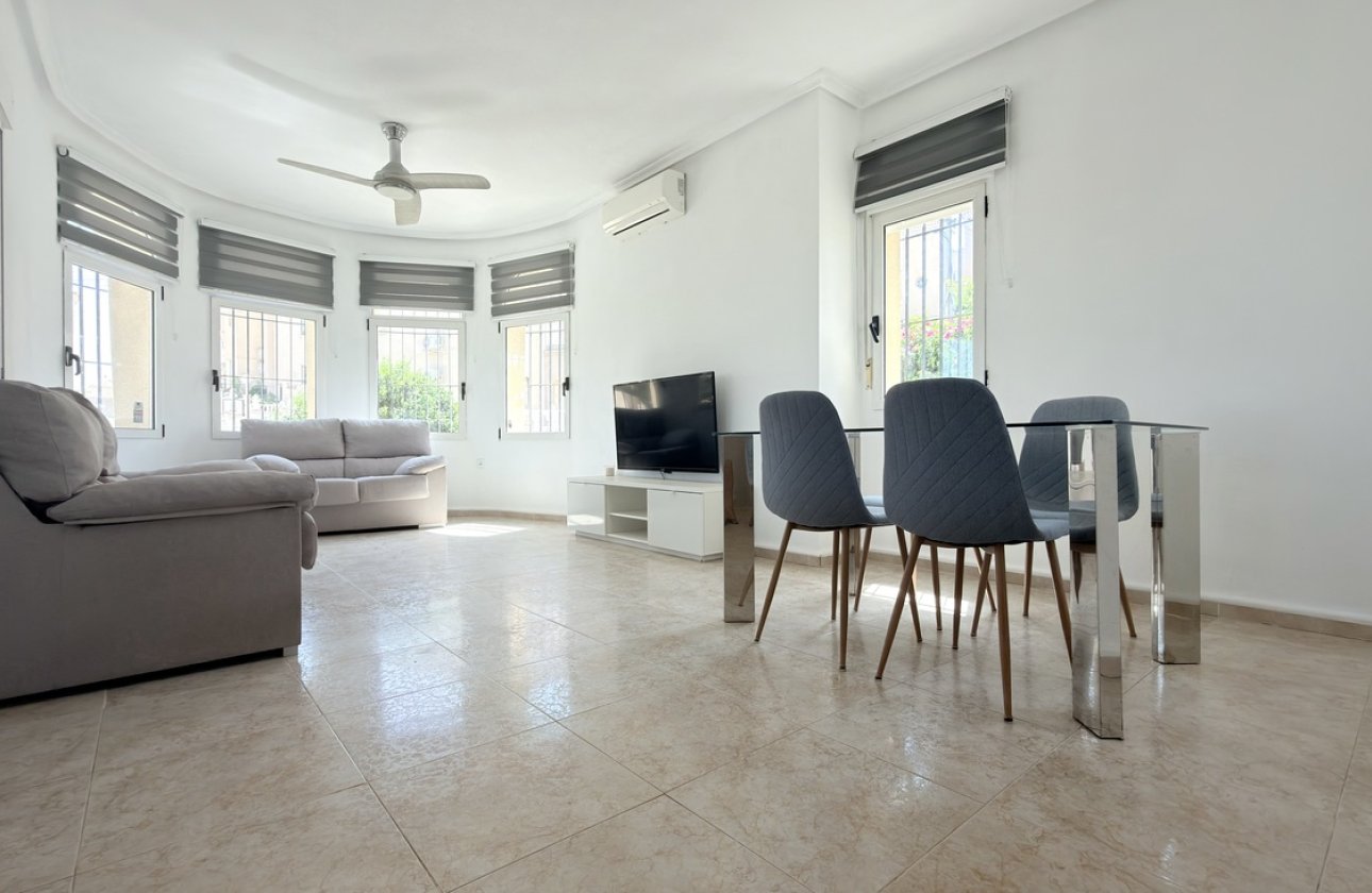 Resale - Villa -
Villamartin - Costa Blanca