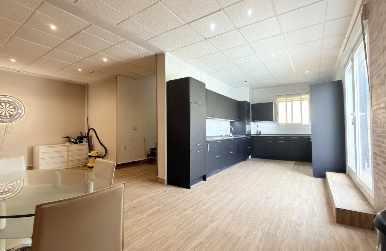 Resale - Villa -
Villamartin - Costa Blanca