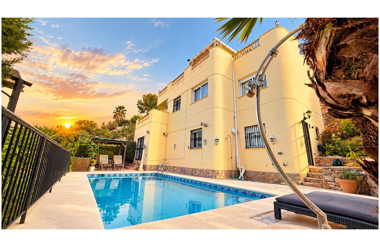 Resale - Villa -
Villamartin - Costa Blanca