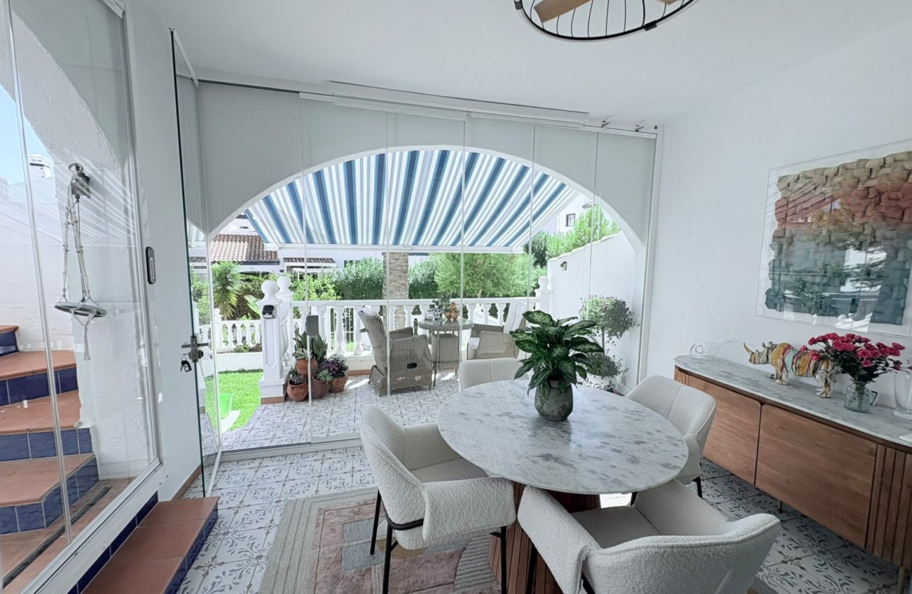 Resale - Villa -
Villamartin - Costa Blanca