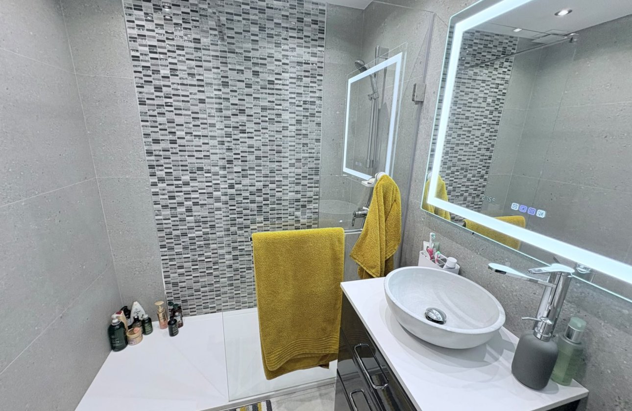 Resale - Villa -
Villamartin - Costa Blanca