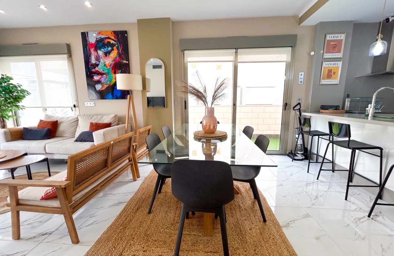 Resale - Villa -
Villamartin - Costa Blanca