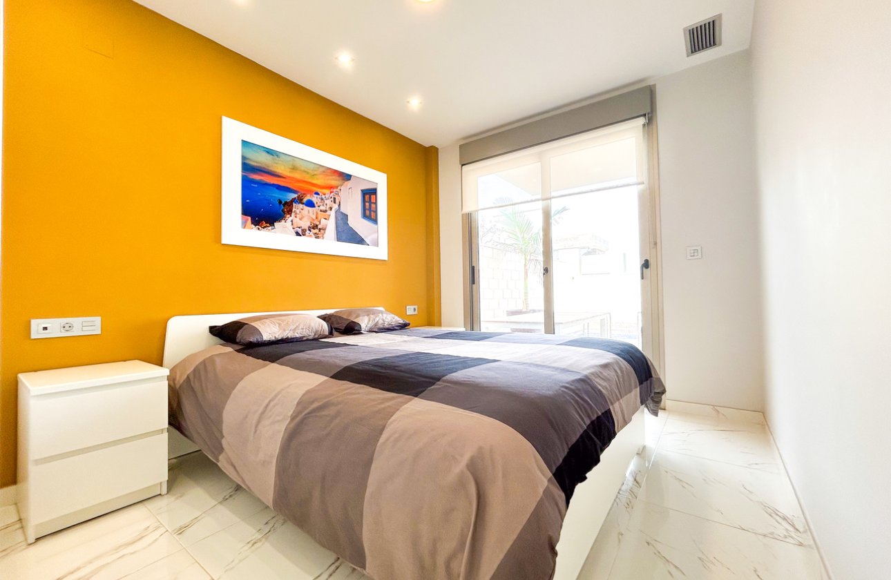 Resale - Villa -
Villamartin - Costa Blanca