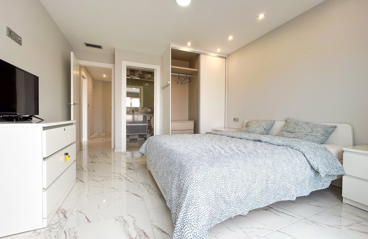 Resale - Villa -
Villamartin - Costa Blanca