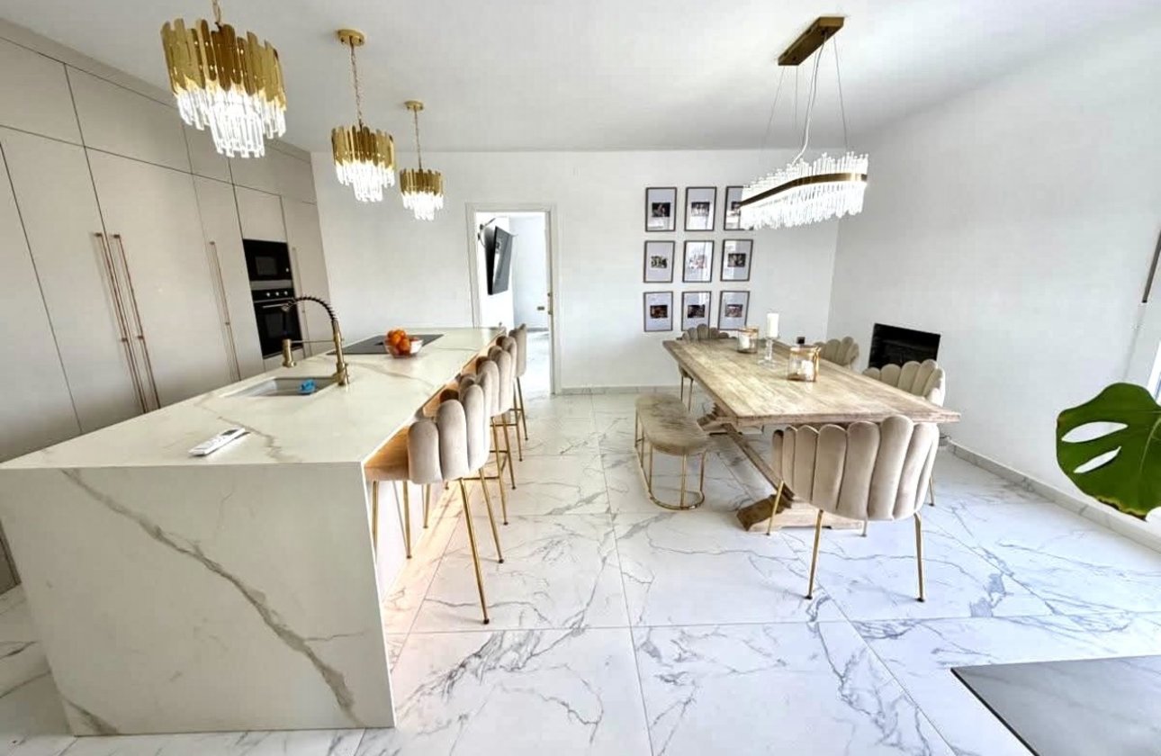 Resale - Villa -
Villamartin - Costa Blanca