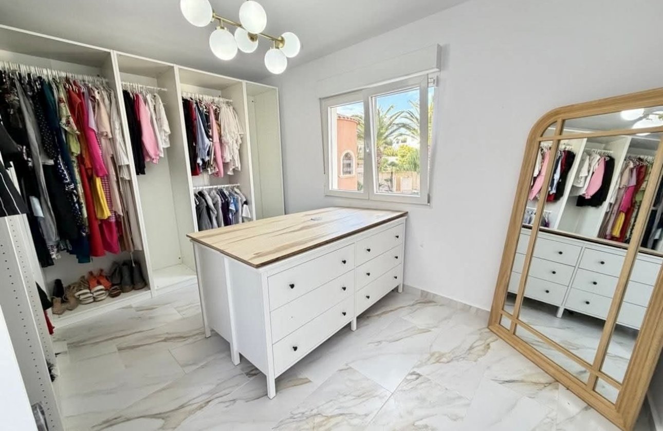 Resale - Villa -
Villamartin - Costa Blanca