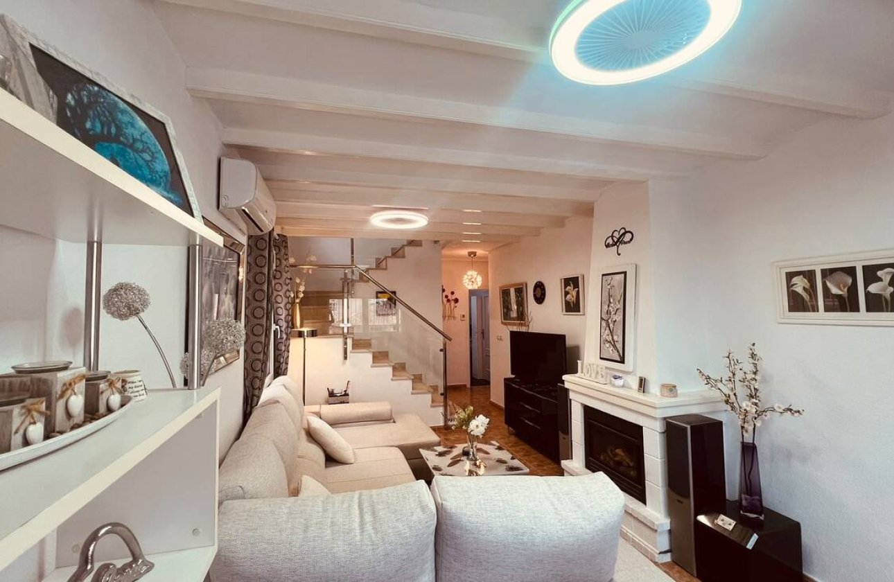 Resale - Villa -
Villamartin - Costa Blanca