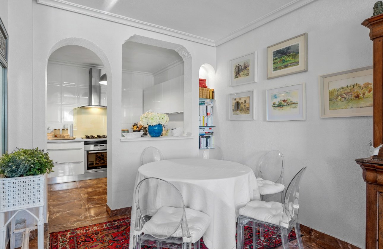 Resale - Villa -
Villamartin - Costa Blanca