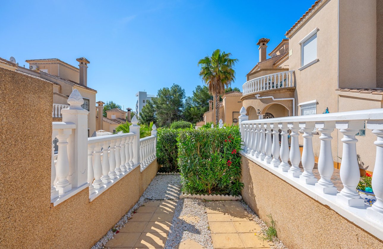 Resale - Villa -
Villamartin - Costa Blanca