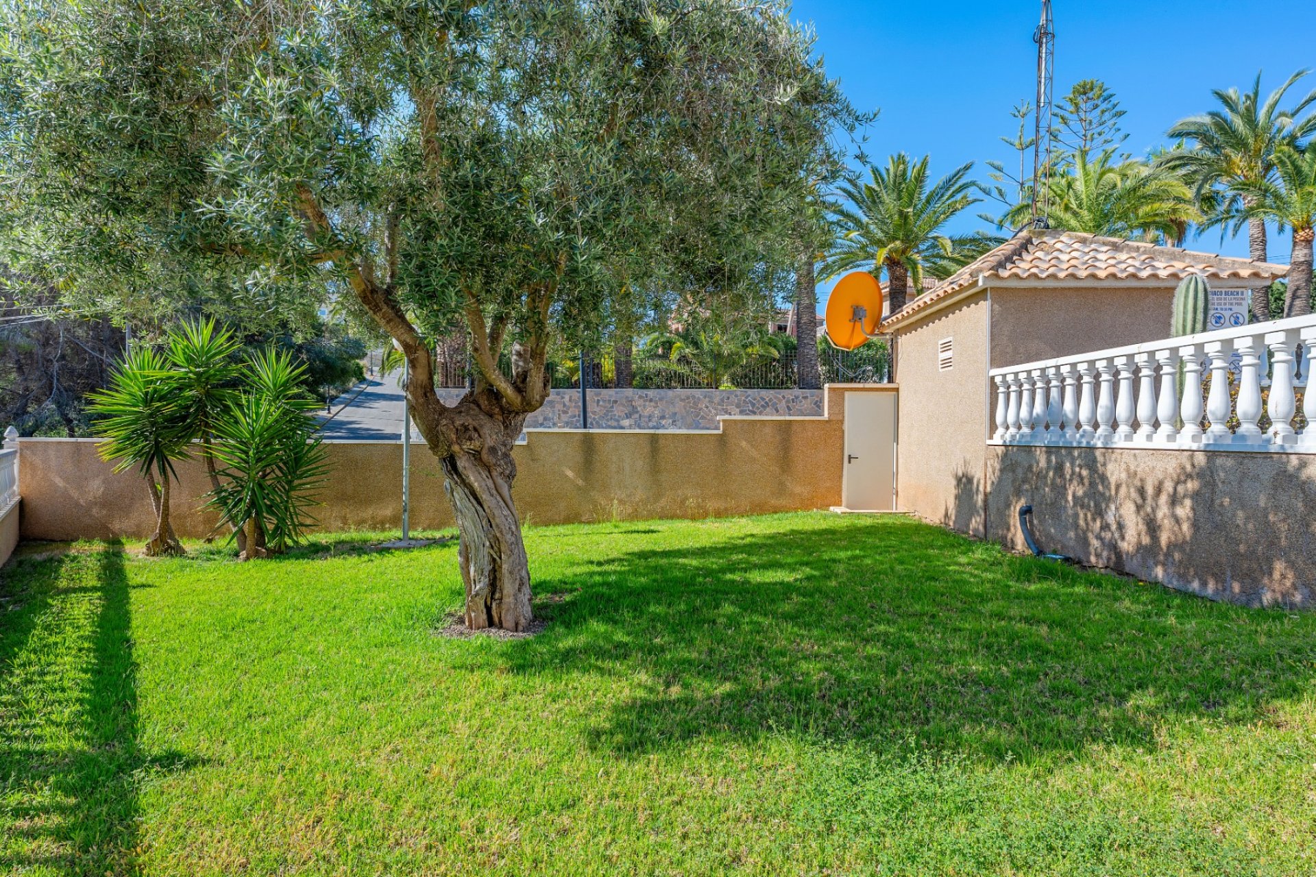 Resale - Villa -
Villamartin - Costa Blanca