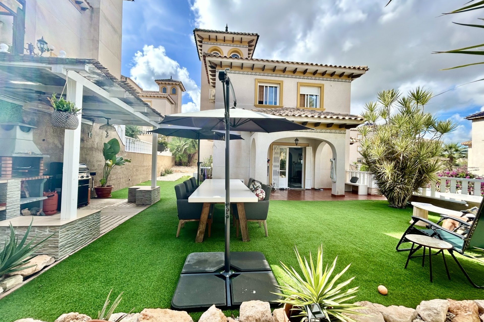 Resale - Villa -
Villamartin - Costa Blanca