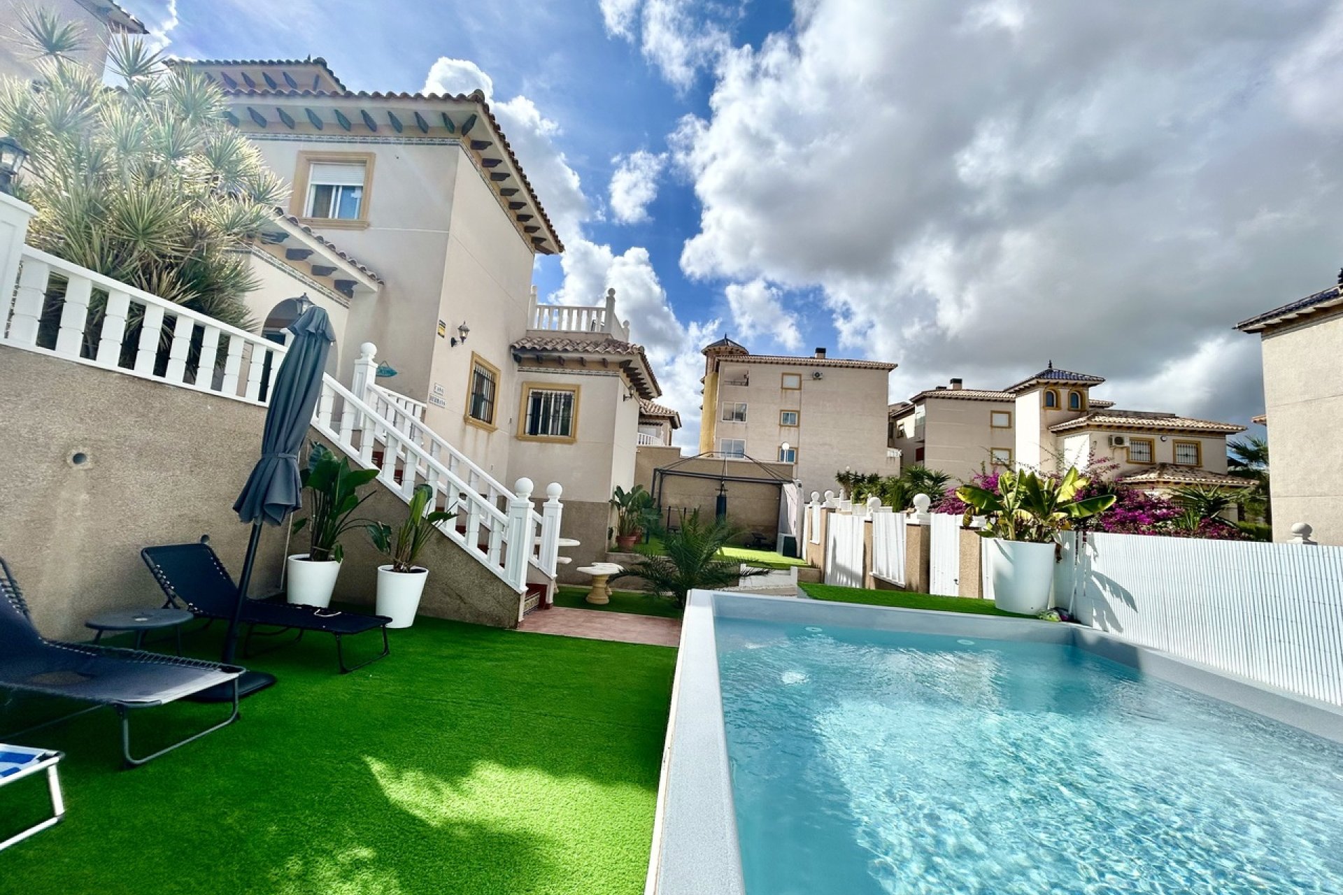Resale - Villa -
Villamartin - Costa Blanca