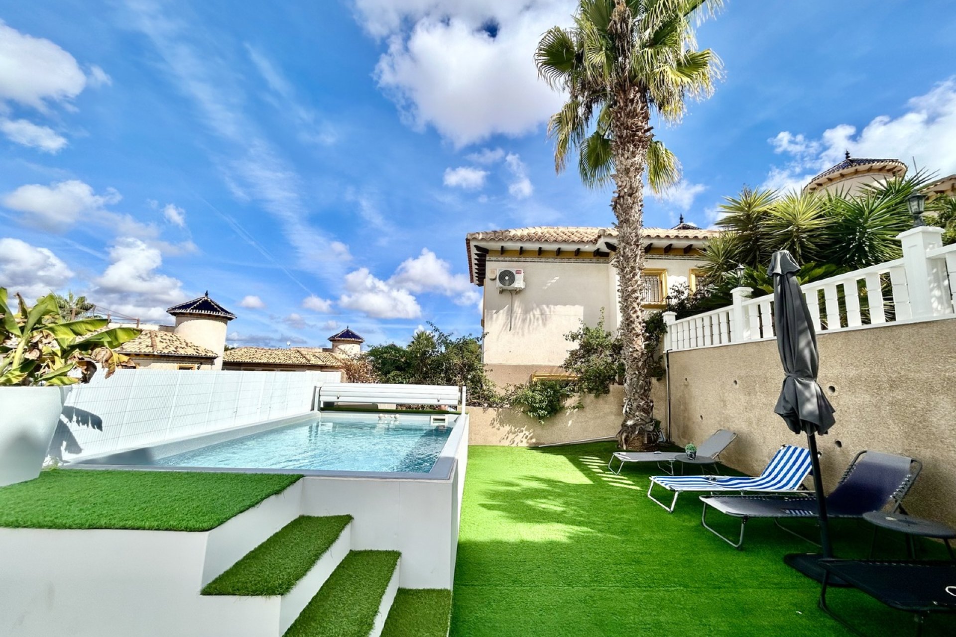 Resale - Villa -
Villamartin - Costa Blanca