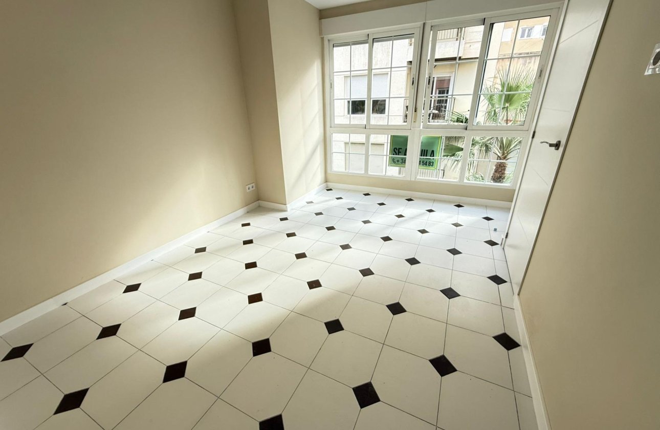 Revente - Appartement -
Torrevieja - Centro