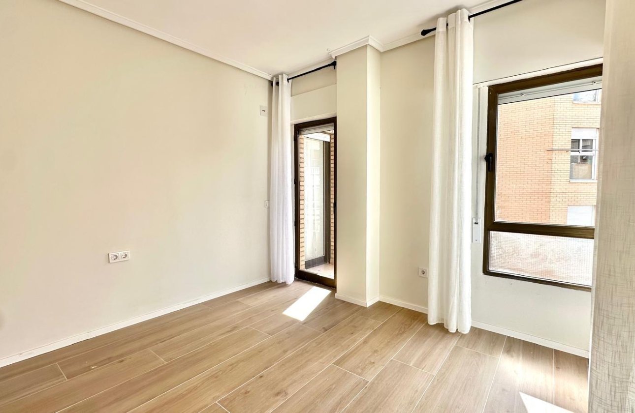 Revente - Appartement -
Torrevieja - Centro