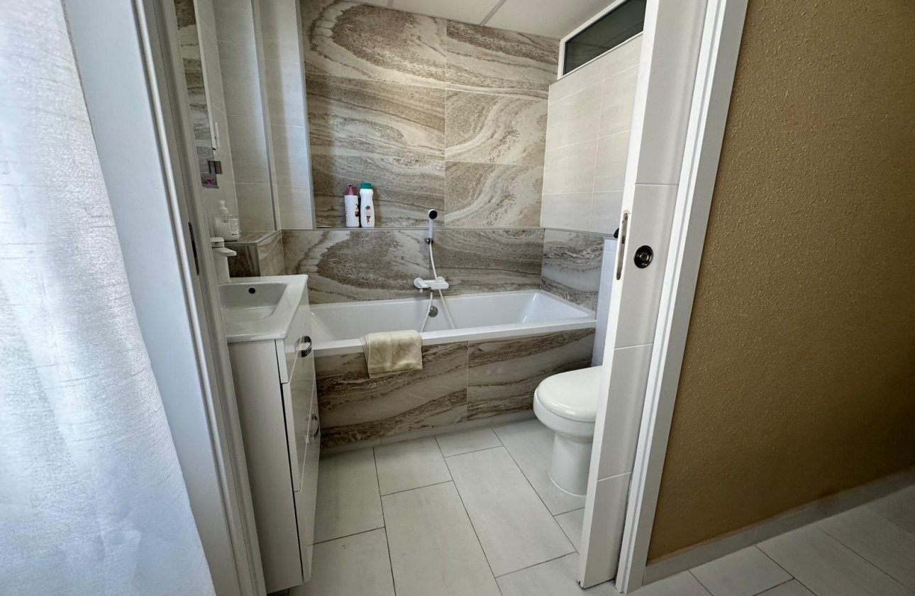 Revente - Appartement -
Torrevieja - Paseo Maritimo