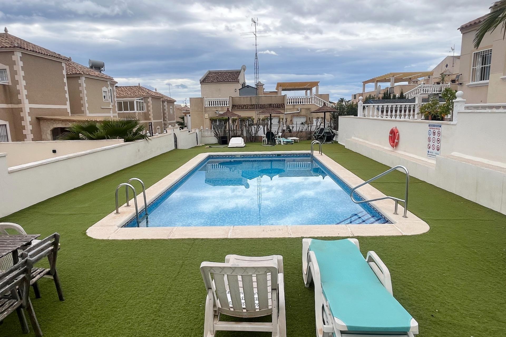 Revente - Dúplex -
San Miguel de Salinas - Las Filipinas
