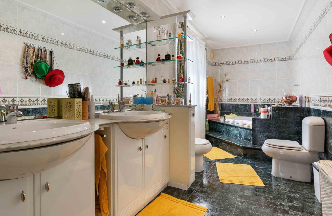 Revente - Villa -
Cabo Roig - Muy Cerca De La Playa