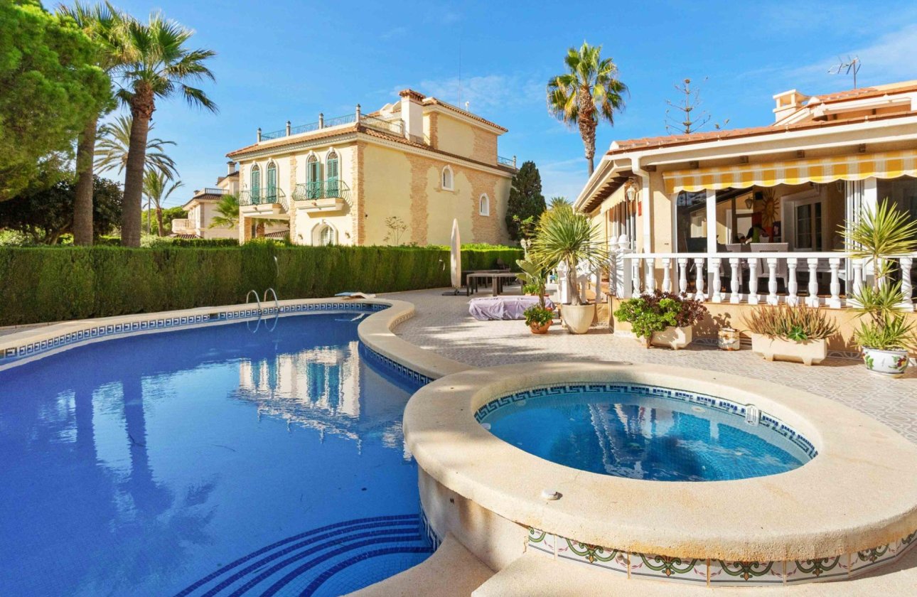 Revente - Villa -
Cabo Roig - Muy Cerca De La Playa