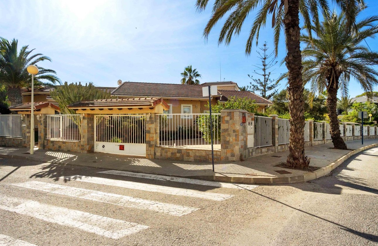 Revente - Villa -
Cabo Roig - Muy Cerca De La Playa