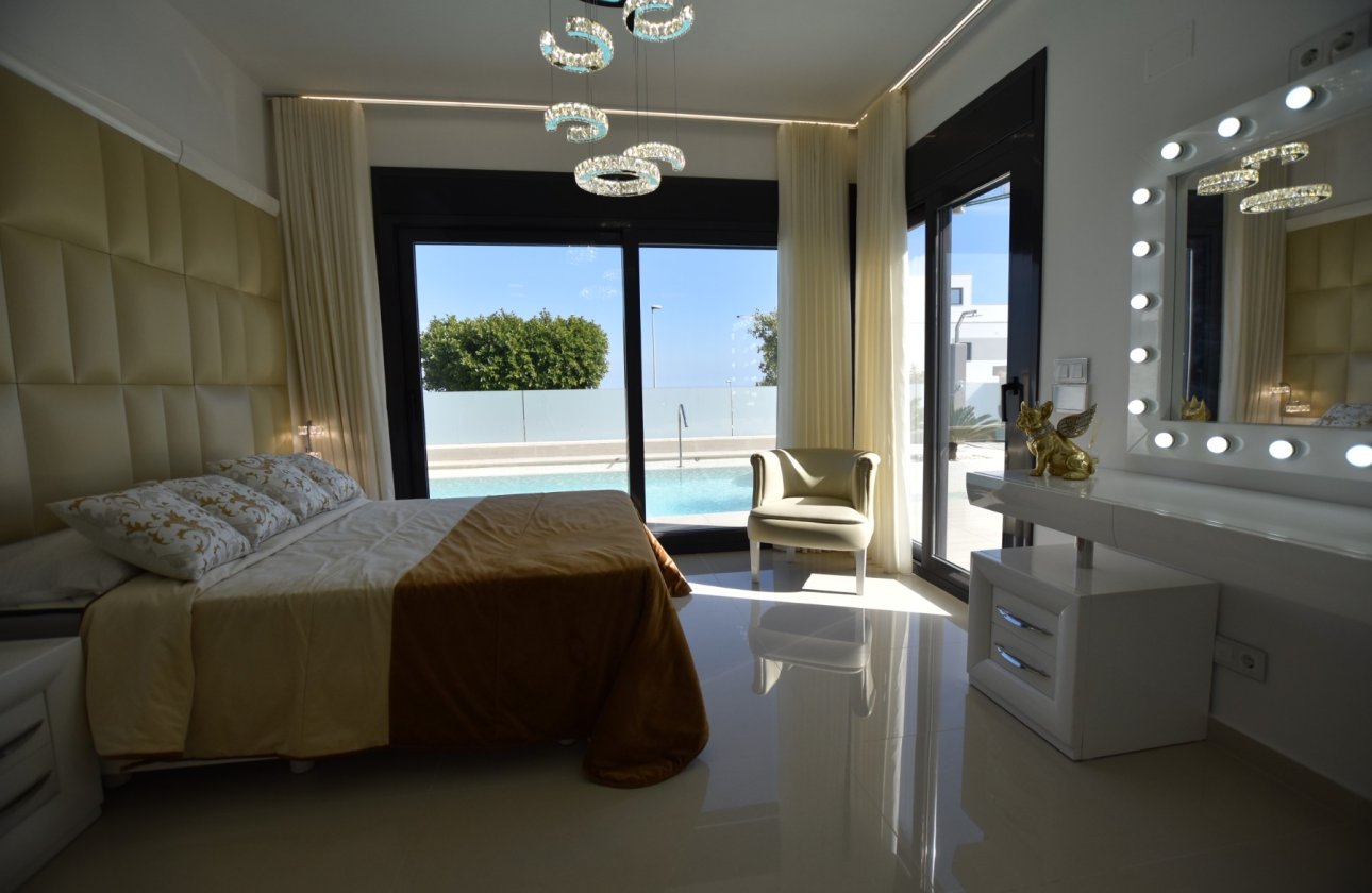 Revente - Villa -
San Miguel de Salinas - Inland