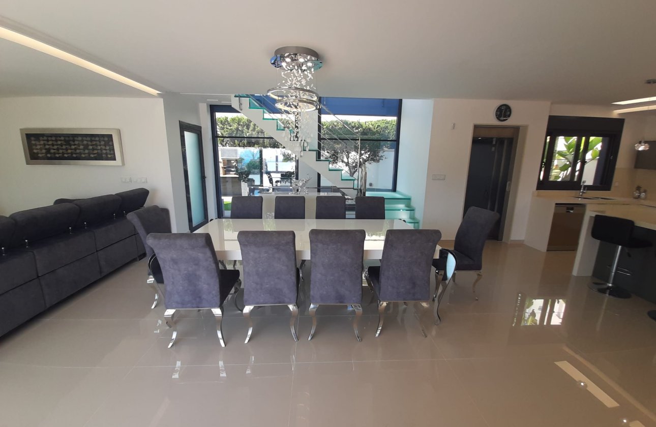 Revente - Villa -
San Miguel de Salinas - Inland