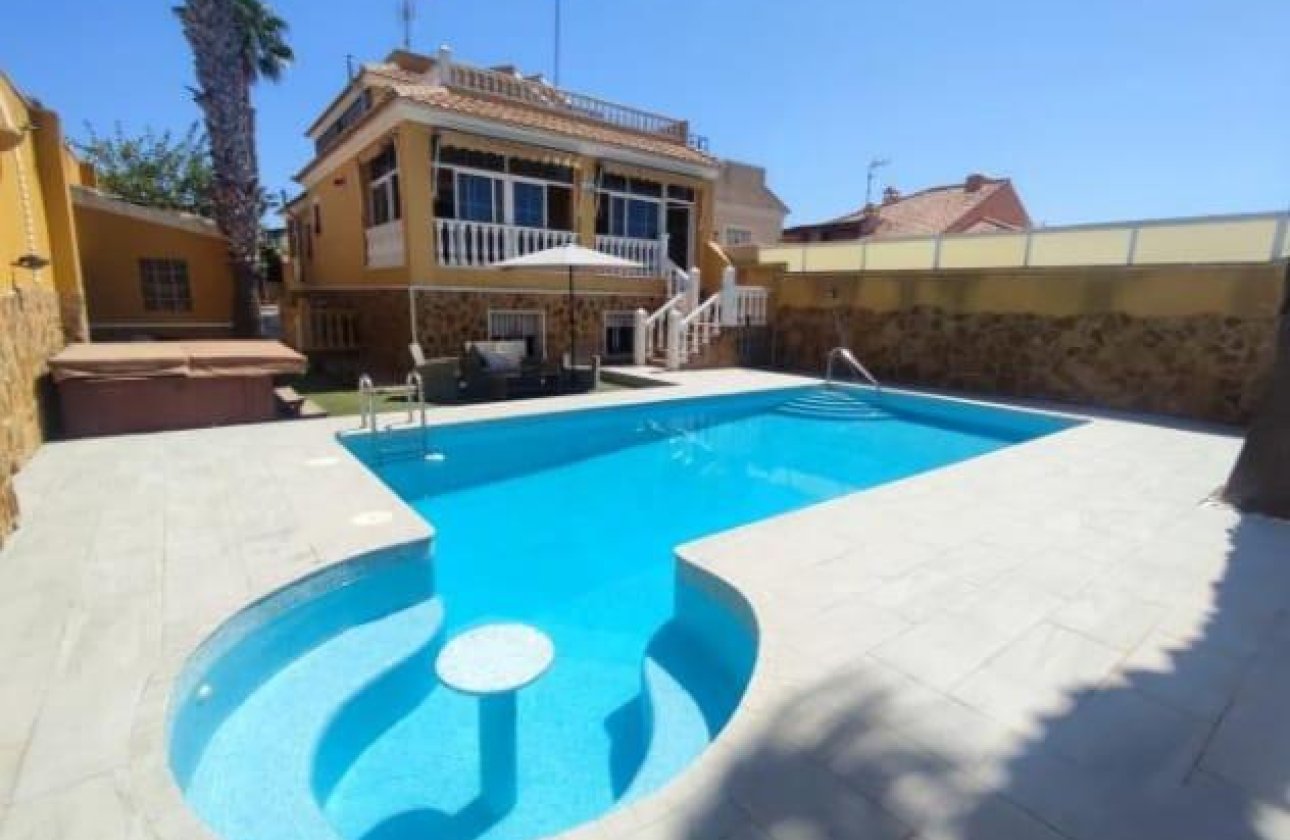 Revente - Villa -
Torrevieja - Aguas Nuevas