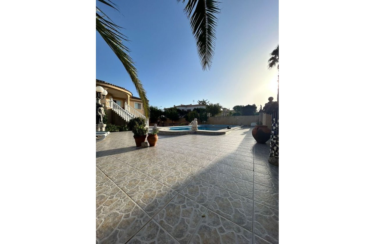 Revente - Villa -
Torrevieja - Aguas Nuevas