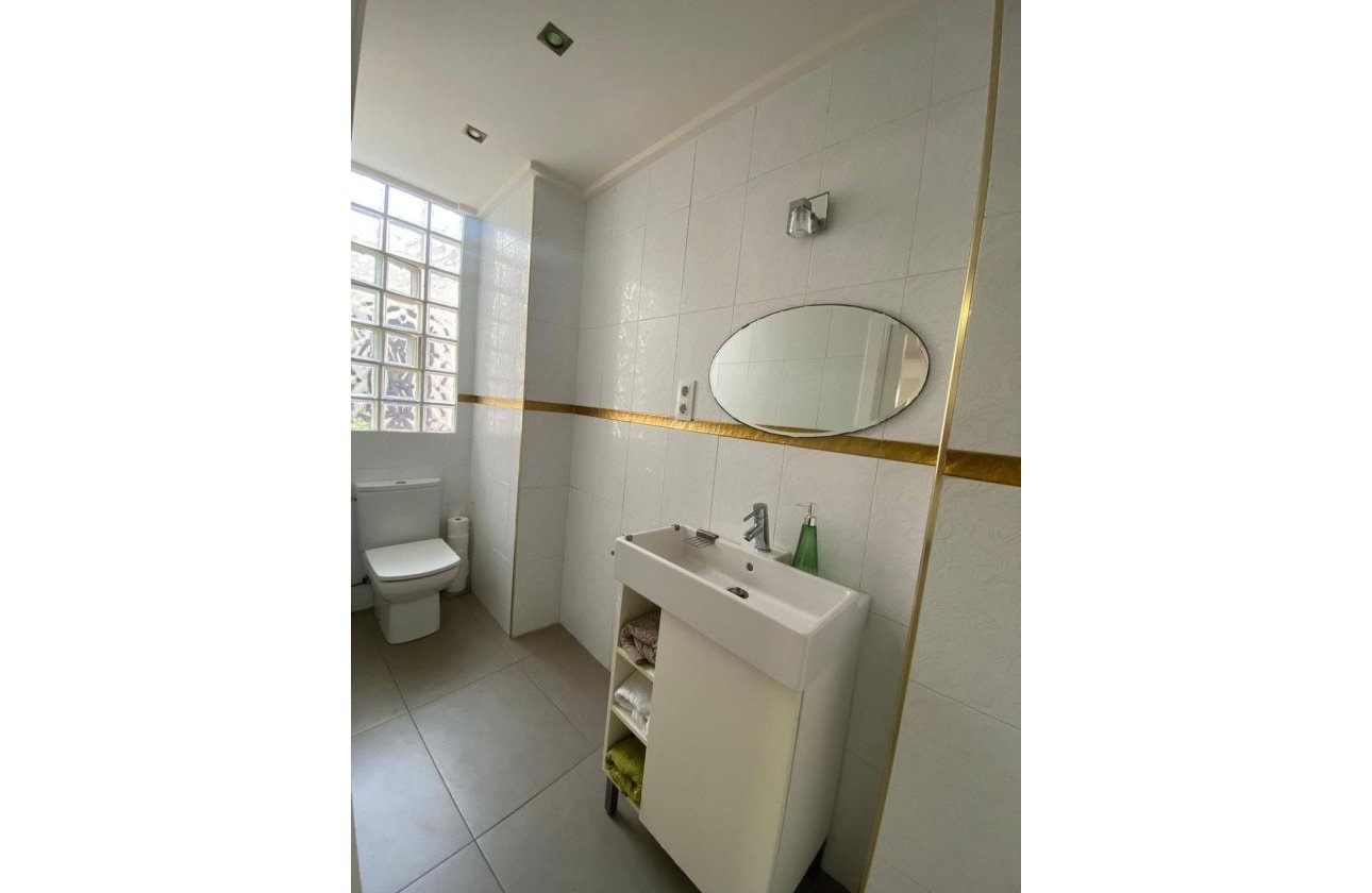 Revente - Villa -
Torrevieja - Centro - Muelle Pesquero