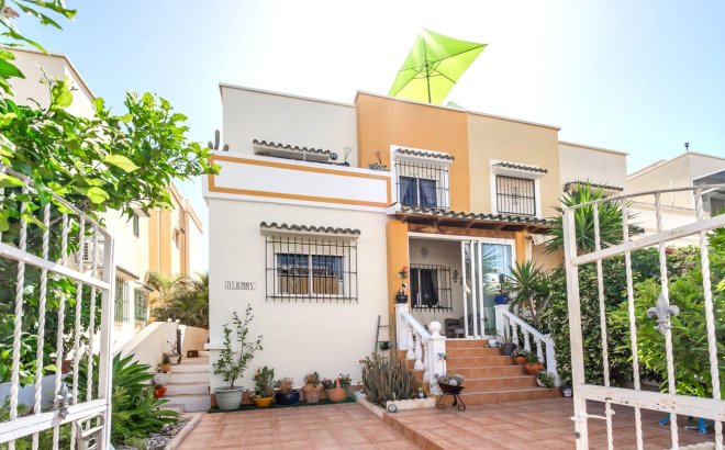 Semi Detached - Herverkoop - Los Altos - Res Valle de los pinos