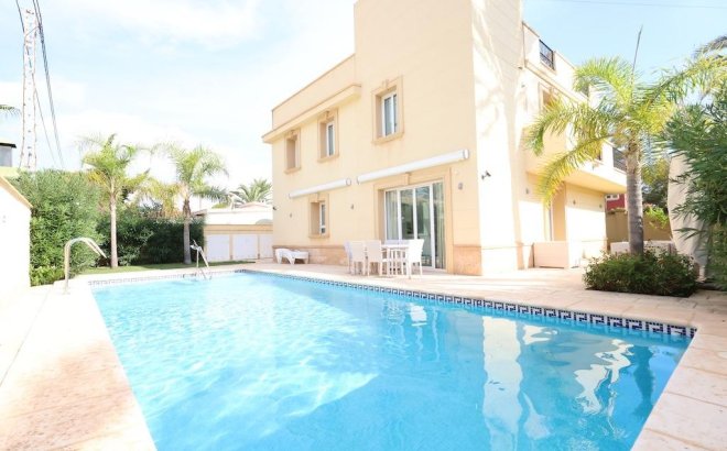 Villa - Herverkoop -
            Cabo Roig - 59599