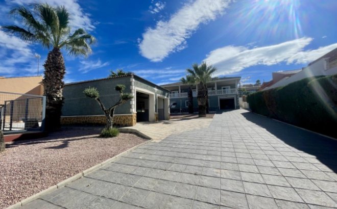 Villa - Herverkoop -
            Ciudad Quesada - 30244