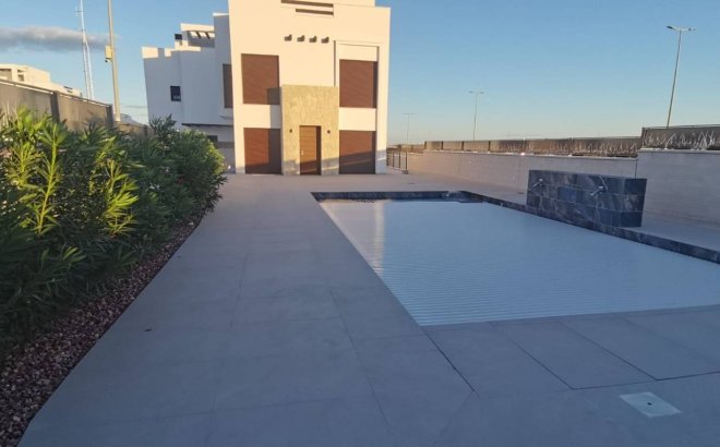 Villa - Herverkoop -
            Los Montesinos - R234